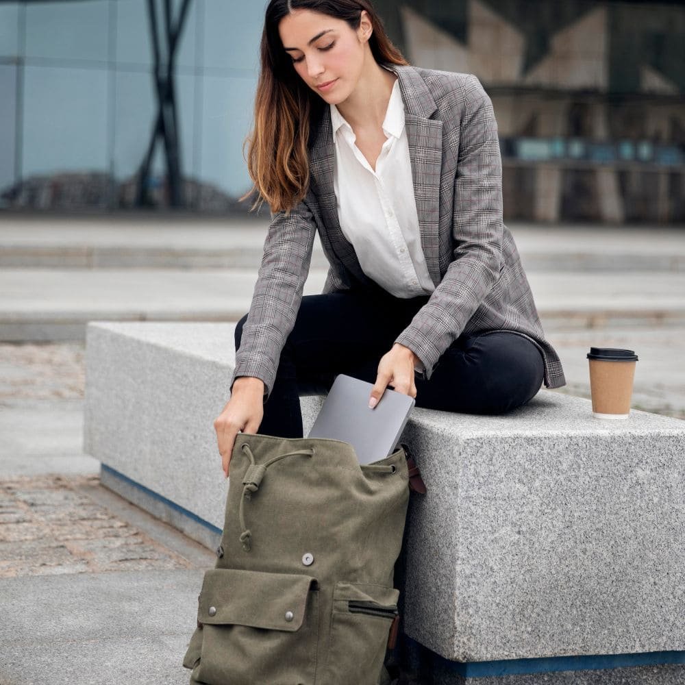 Sac à dos travail femme : comment allier élégance et praticité ?